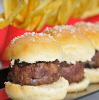 hamburguesas con papas fritas